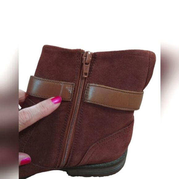 NWT Ladies Clarks Camzin Strap ankle boots Mahogany Suede Western Size 8 - Picture 7 of 11